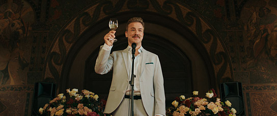 Albrecht Schuch in "Pfau - Bin ich echt?" (2024)