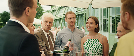 Albrecht Schuch (links), Theresa Frostad Eggesbø (3.v.r.) in "Pfau - Bin ich echt?" (2024)
