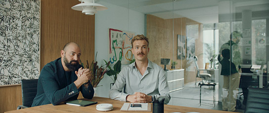 Anton Noori, Albrecht Schuch (v.l.n.r.) in "Pfau - Bin ich echt?" (2024)