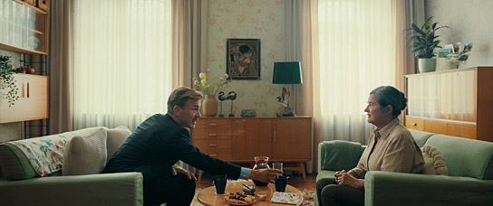 Albrecht Schuch, Maria Hofstätter (v.l.n.r.) in "Pfau - Bin ich echt?" (2024)
