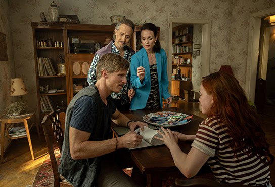Golo Euler, Ava Petsch (vorne v.l.n.r.), Michael Ostrowski, Melika Foroutan (hinten v.l.n.r.) in "Ein Mädchen namens Willow" (2025)