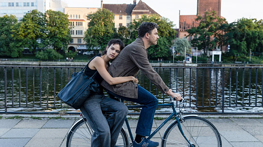 Emilia Schüle (links) in "Wunderschöner" (2025)