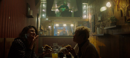 Victoria Findlay, Angela Sichanh (v.l.n.r.) in "Short Notice" (2024)