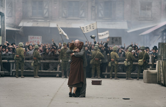 Dagmar Manzel, Ulrich Tukur (vorne, v.l.n.r.) in "John Rabe" (2009)
