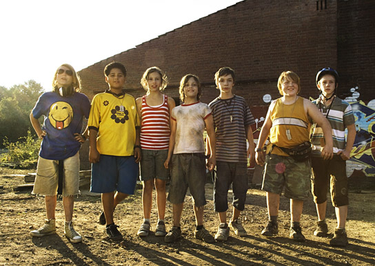 Nicolas Schinseck, Javidan Imani, Leonie Tepe, Nick Romeo Reimann, Manuel Steitz, David Hürten, Robin Walter (v.l.n.r.) in "Die Vorstadtkrokodile" (2009)