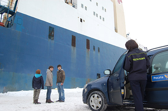 Leon Seidel, Nina Monka, Dominik Nowak (hinten v.l.n.r.) in "Wintertochter" (2011)