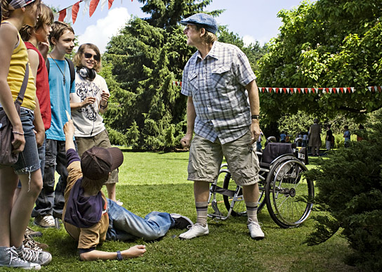Leonie Tepe, Nick Romeo Reimann, Manuel Steitz, Nicolas Schinseck, Fabian Halbig (liegend), Martin Semmelrogge (vorne, v.l.n.r.) in "Die Vorstadtkrokodile" (2009)