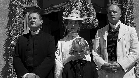 Burghart Klaußner, Ursina Lardi, Ulrich Tukur (hinten, v.l.n.r.) in "Das weiße Band - Eine deutsche Kindergeschichte" (2009)