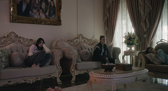 Celina Antwan, Florentina Holzinger, Nagham Abu Baker (v.l.n.r.) in "Mond" (2024)