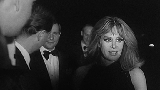 Hildegard Knef (rechts) ("Ich will alles. Hildegard Knef", 2025)