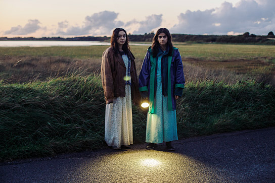 Pascale Kann, Mia Tharia (v.l.n.r.) in "September & July" (2024)