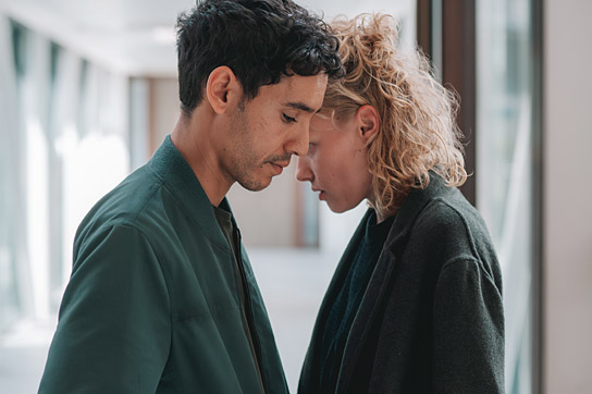 Adam Bessa, Julia Franz Richter (v.l.n.r.) in "Die Schattenjäger" (2024)