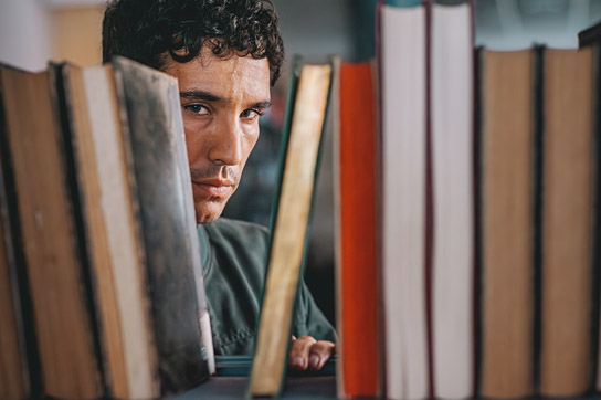 Adam Bessa in "Die Schattenjäger" (2024)