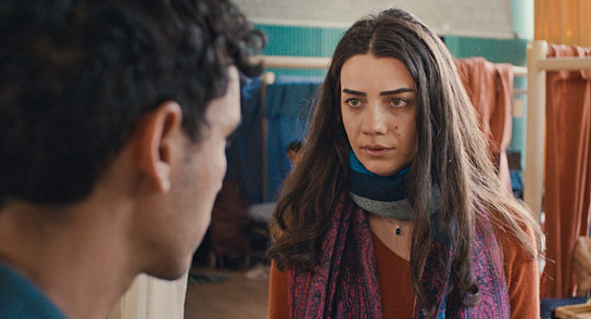 Adam Bessa, Hala Rajab (v.l.n.r.) in "Die Schattenjäger" (2024)