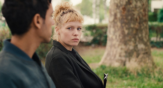 Adam Bessa, Julia Franz Richter (v.l.n.r.) in "Die Schattenjäger" (2024)