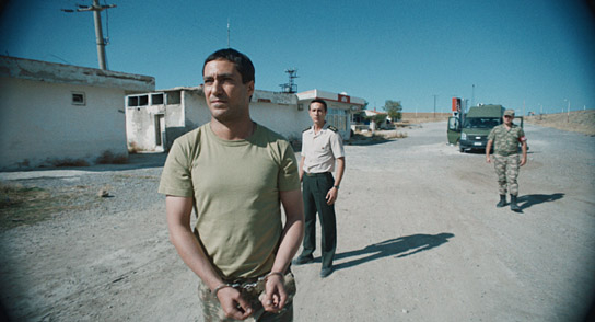 Berk Hakman (links), Ahmet Rifat Şungar (Mitte) in "Schatten der Nacht" (2024)