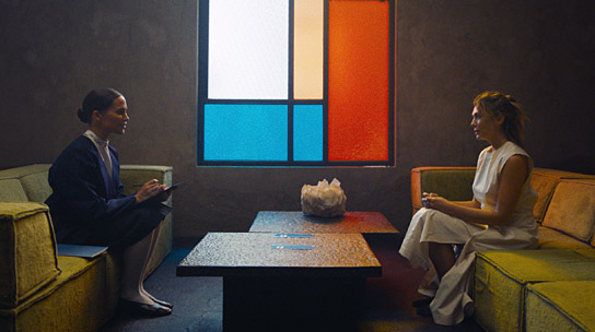 Alicia Vikander, Elizabeth Olsen (v.l.n.r.) in "The Assessment" (2024)
