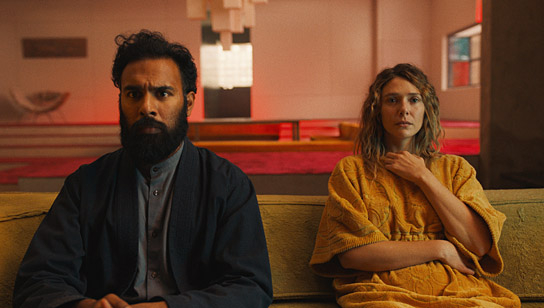 Himesh Patel, Elizabeth Olsen (v.l.n.r.) in "The Assessment" (2024)