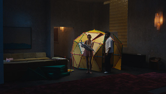 Elizabeth Olsen, Himesh Patel (v.l.n.r.) in "The Assessment" (2024)