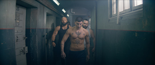 Amir Israil Aschenberg (vorne) in "Haps - Crime Doesn't Pay" (2025)