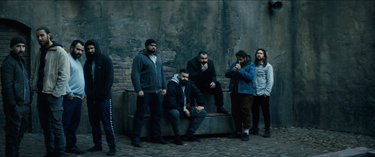 Cem Öztabakci (3.v.r.), Kais Setti (2.v.r.) in "Haps - Crime Doesn't Pay" (2025)
