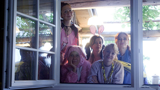 Amelie Köder, Mira Gittner, Agnes Thi Mai, Helena Sattler, Antje Nikola Mönning (v.l.n.r.) in "Überall gibt es ein Hausen" (2024)