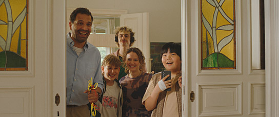 Mehdi Nebbou, Noèl Gabriel Kipp, Cedric Eich, Jana McKinnon, Max Zheng (v.l.n.r.) in "Der Prank - April, April!" (2025)