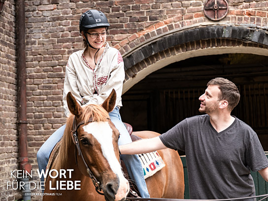 Tabea Kötter, Nils Rohwedder (v.l.n.r.) bei den Dreharbeiten zu "Kein Wort für die Liebe" (2025)