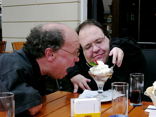 Niko von Glasow (links) in "NoBody's Perfect" (2008)