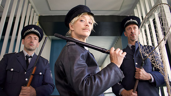 Arnel Tači, Heike Makatsch, Rudolf Krause (v.l.n.r.) in "Akiko, der fliegende Affe" (2024)