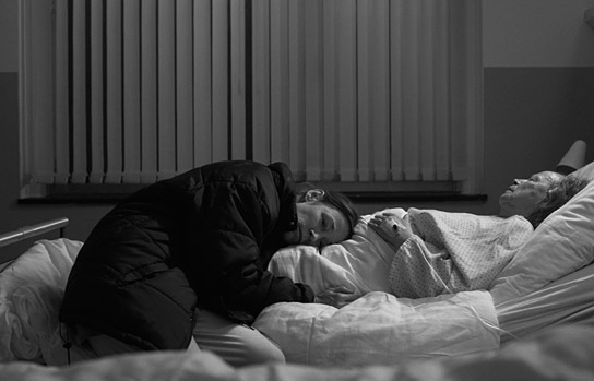 Jenny Schily, Ursula Werner (v.l.n.r.) in "Im Haus meiner Eltern" (2025)