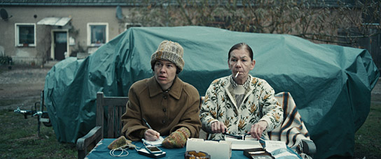 Meike Droste, Susanne Bredehöft (v.l.n.r.) in "Another German Tank Story" (2024)