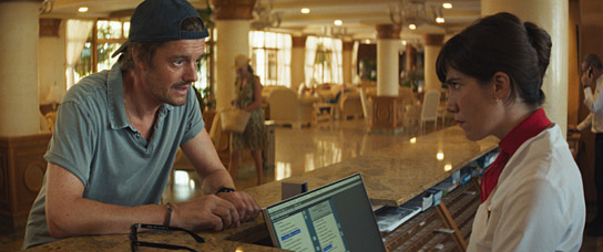 Sam Riley, Bruna Cusí (v.l.n.r.) in "Islands" (2025)