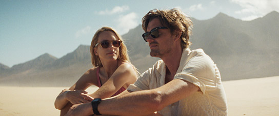 Stacy Martin, Sam Riley (v.l.n.r.) in "Islands" (2025)