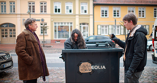 Jan Henrik Stahlberg. Takwe Kaenders, Tilman Vellguth (v.l.n.r.) in "Muxmäuschenstillˣ" (2024)