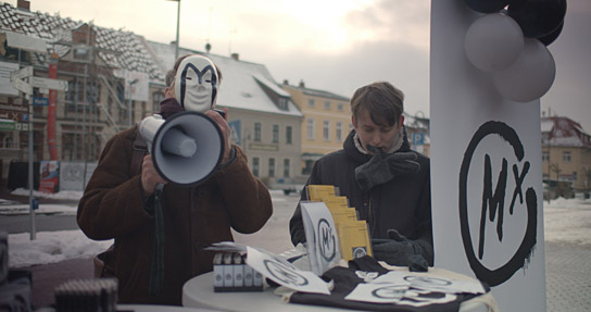 Jan Henrik Stahlberg, Tilman Vellguth (v.l.n.r.) in "Muxmäuschenstillˣ" (2024)
