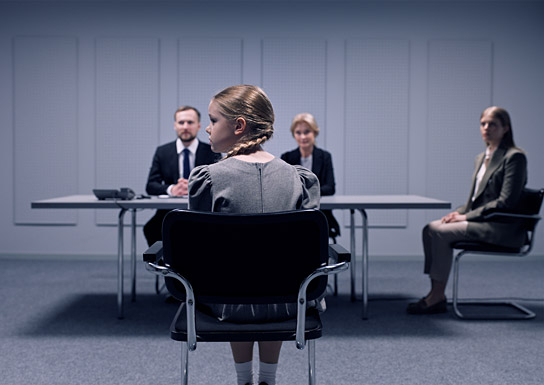 Miroslava Pashutina (von hinten) in "Quiet Life" (2024)