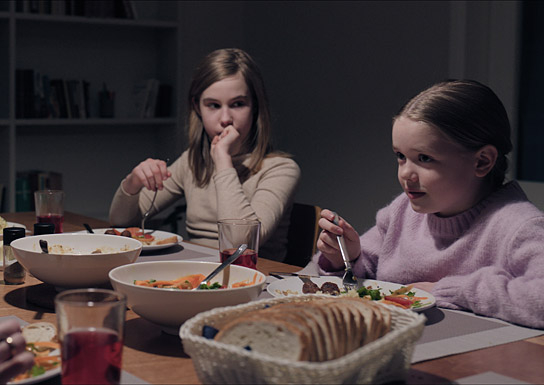 Naomi Lamp, Miroslava Pashutina (v.l.n.r.) in "Quiet Life" (2024)
