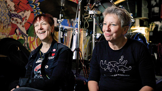 Martina Weith, Bettina Flörchinger (v.l.n.r.) in "Einfach machen! She-Punks von 1977 bis heute" (2024)