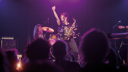 Martina Weith (vorne) in "Einfach machen! She-Punks von 1977 bis heute" (2024)