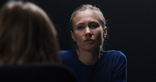 Alina Levshin in einer nachgestellten Verhörszene in "Blinder Fleck" (2025)
