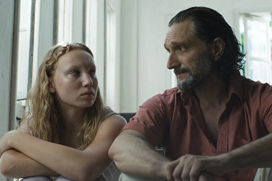 Helena Zengel, Jeremy Xido (v.l.n.r.) in "Transamazonia" (2024)