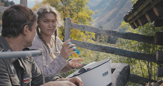 Sebastian Fischer, Lana-Mae Lopičić (v.l.n.r.) in "Der Deserteur" (2025)
