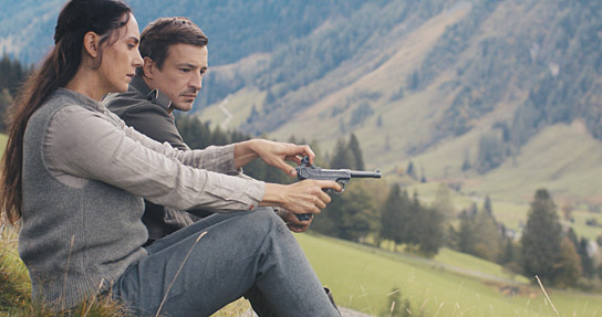 Anna Kaminski, Sebastian Fischer (v.l.n.r.) in "Der Deserteur" (2025)