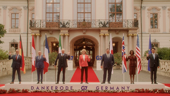 Roy Dupuis, Rolando Ravello, Charles Dance, Cate Blanchett, Denis Ménochet, Nikki Amuka-Bird, Takehiro Hira (v.l.n.r.) in "Tanz der Titanen" (2024)
