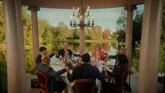 Charles Dance, Cate Blanchett, Roy Dupuis, Nikki Amuka-Bird, Denis Ménochet, Rolando Ravello, Takehiro Hira (v.l.n.r. im Uhrzeigersinn von hinten links) in "Tanz der Titanen" (2024)