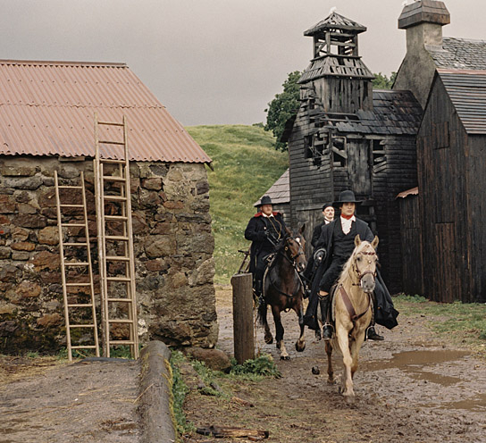 Frank Dillane (vorne) in "Harvest" (2024)