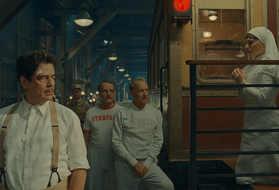 Benicio del Toro, Bryan Cranston, Tom Hanks, Mia Threapleton (vorne v.l.n.r.) in "Der phönizische Meisterstreich" (2025)