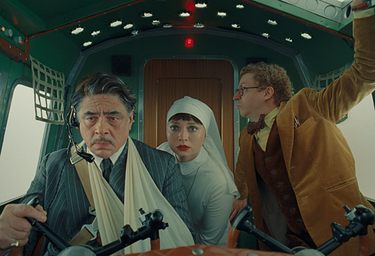 Benicio del Toro, Mia Threapleton, Michael Cera (v.l.n.r.) in "Der phönizische Meisterstreich" (2025)