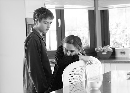 Doğa Karakaş, Işıltı Su Alyanak (v.l.n.r.) in "Yurt" (2023)
